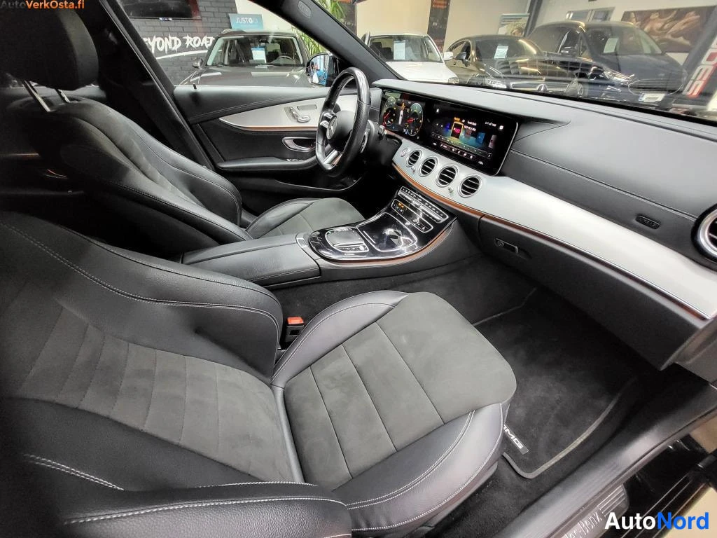 Musta Mercedes-Benz E 400 d 4MATIC 2020, ohjaamo, kuva 11