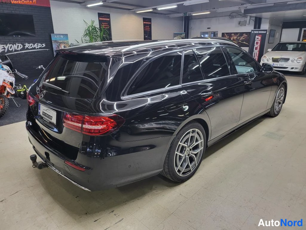 Musta Mercedes-Benz E 400 d 4MATIC 2020, takaviisto, kuva 5