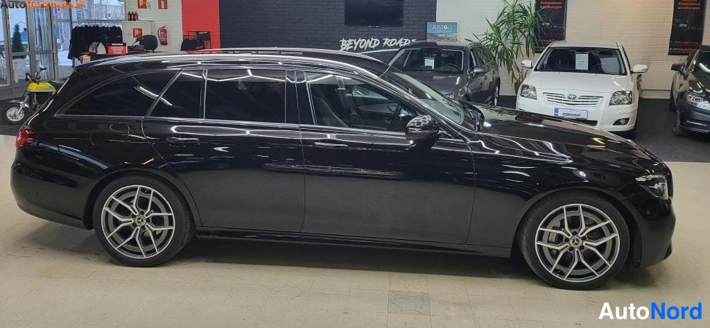 Musta Mercedes-Benz E 400 d 4MATIC 2020, sivulta, kuva 4