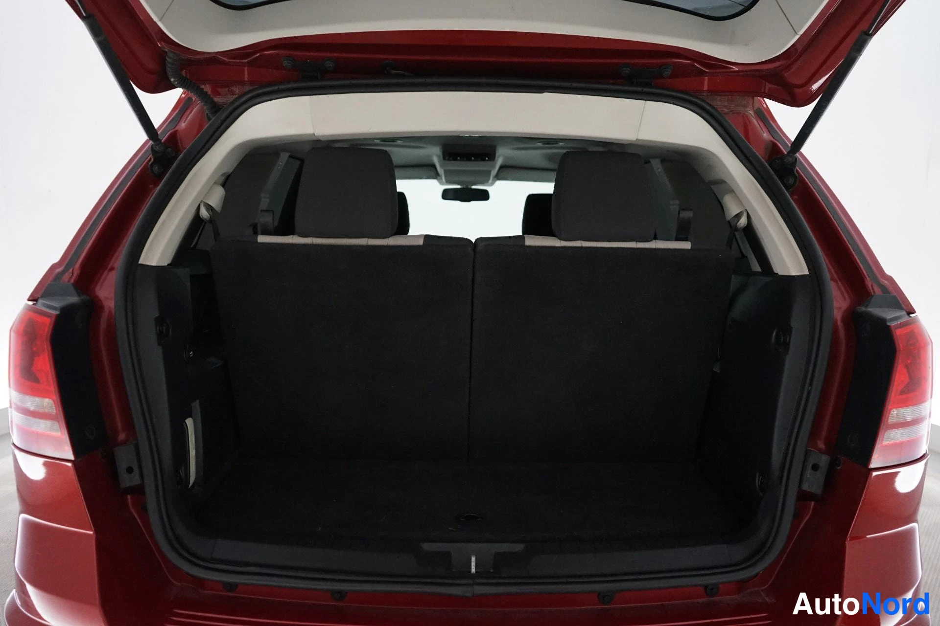Punainen Dodge Journey 2009, tavaratila, kuva 18