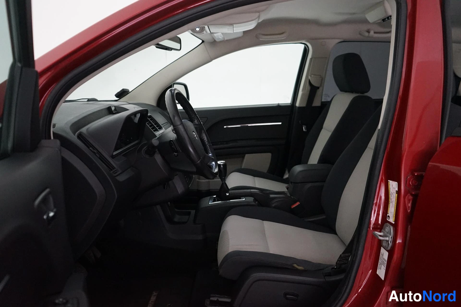 Punainen Dodge Journey 2009, ohjaamo, kuva 13