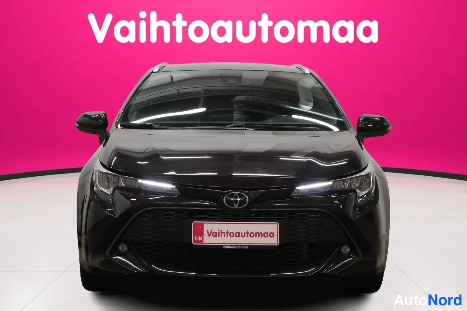 Ruskea Toyota Corolla Touring 2020, edestä, kuva 3