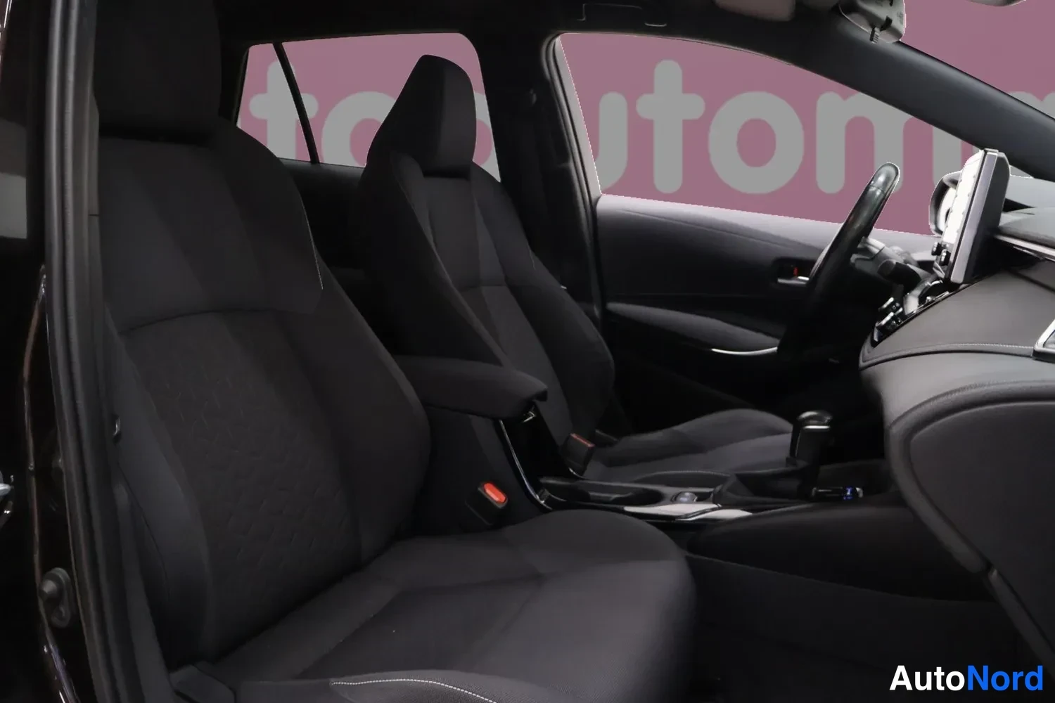 Ruskea Toyota Corolla Touring 2020, etuistuimet, kuva 9