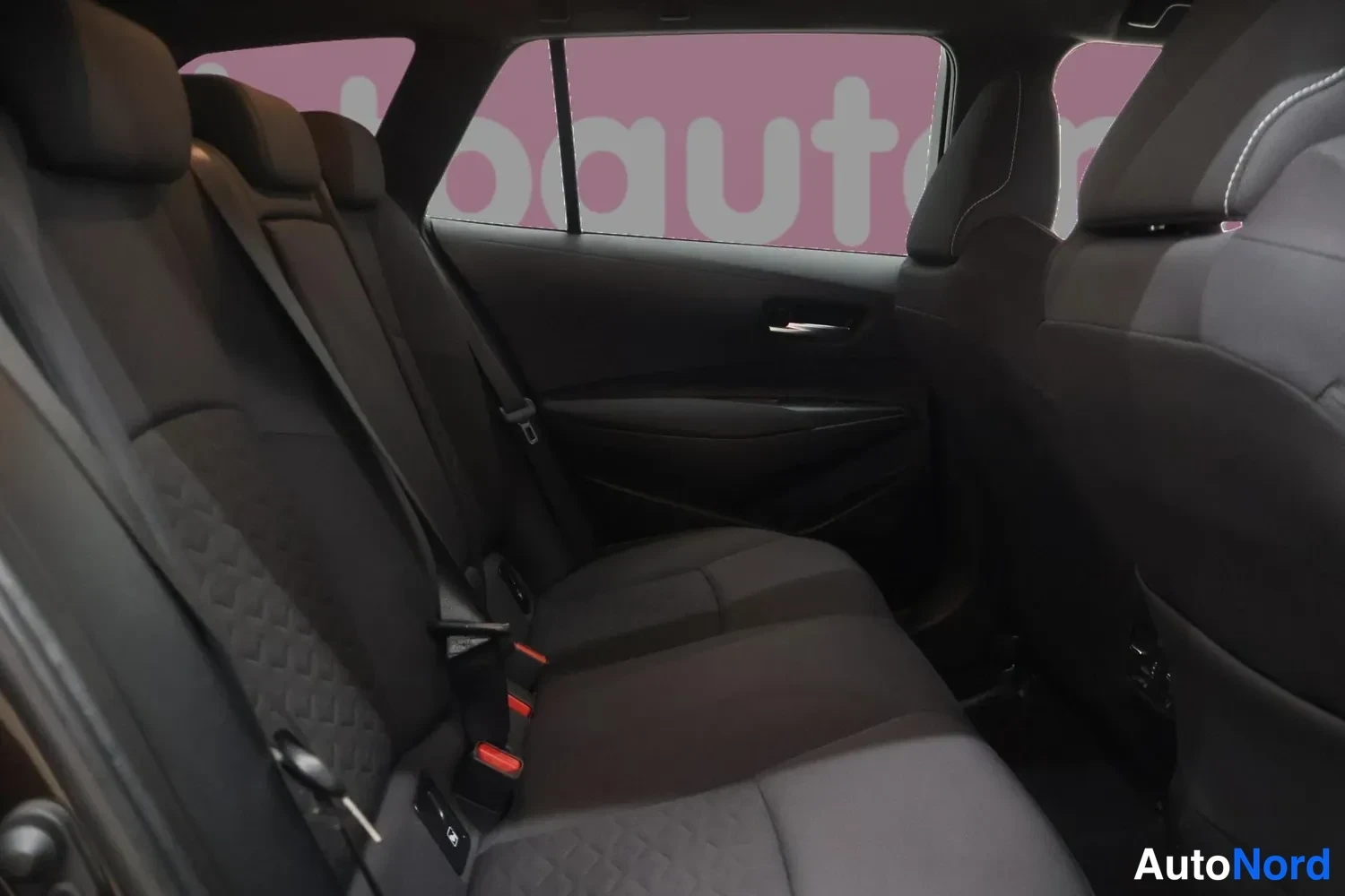 Ruskea Toyota Corolla Touring 2020, takaistuimet, kuva 10