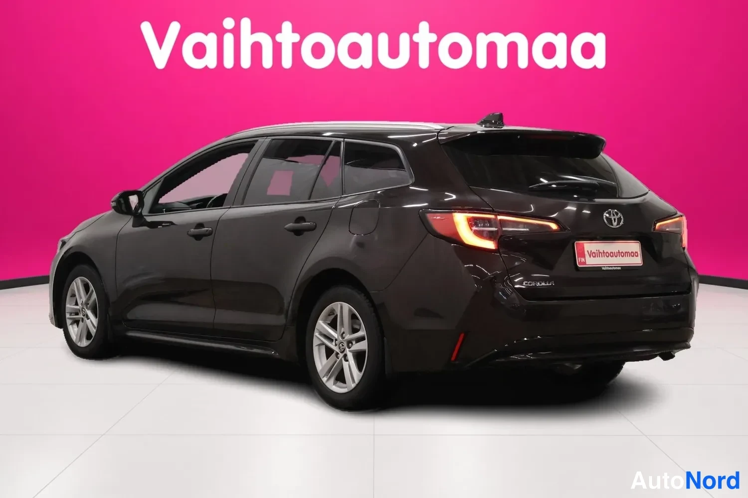 Ruskea Toyota Corolla Touring 2020, takaviisto, kuva 4