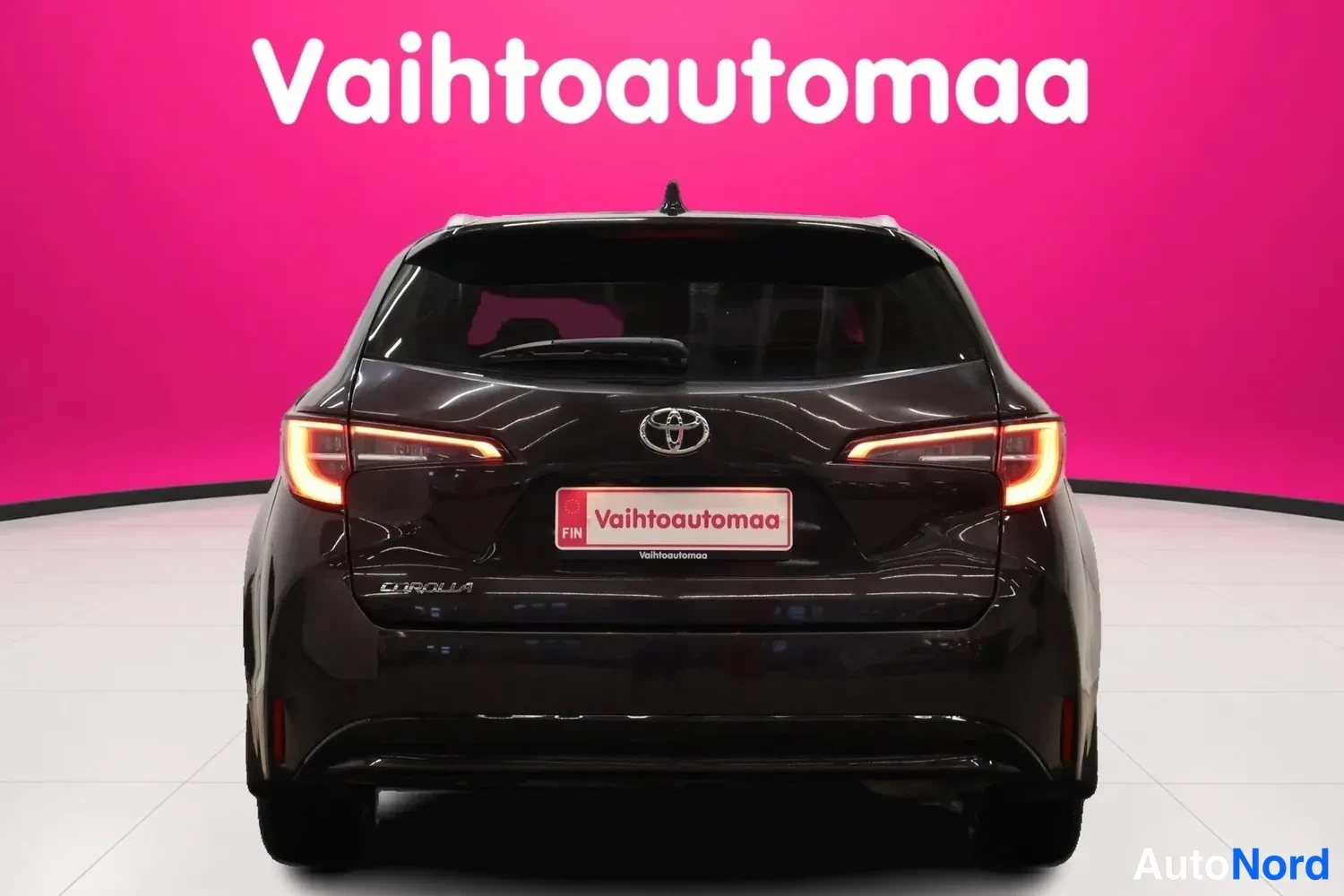 Ruskea Toyota Corolla Touring 2020, takaa, kuva 6