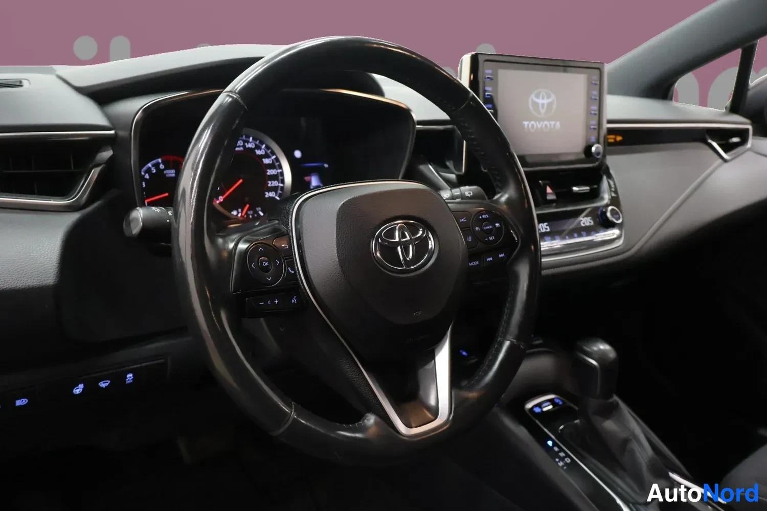 Ruskea Toyota Corolla Touring 2020, ohjaamo, kuva 7