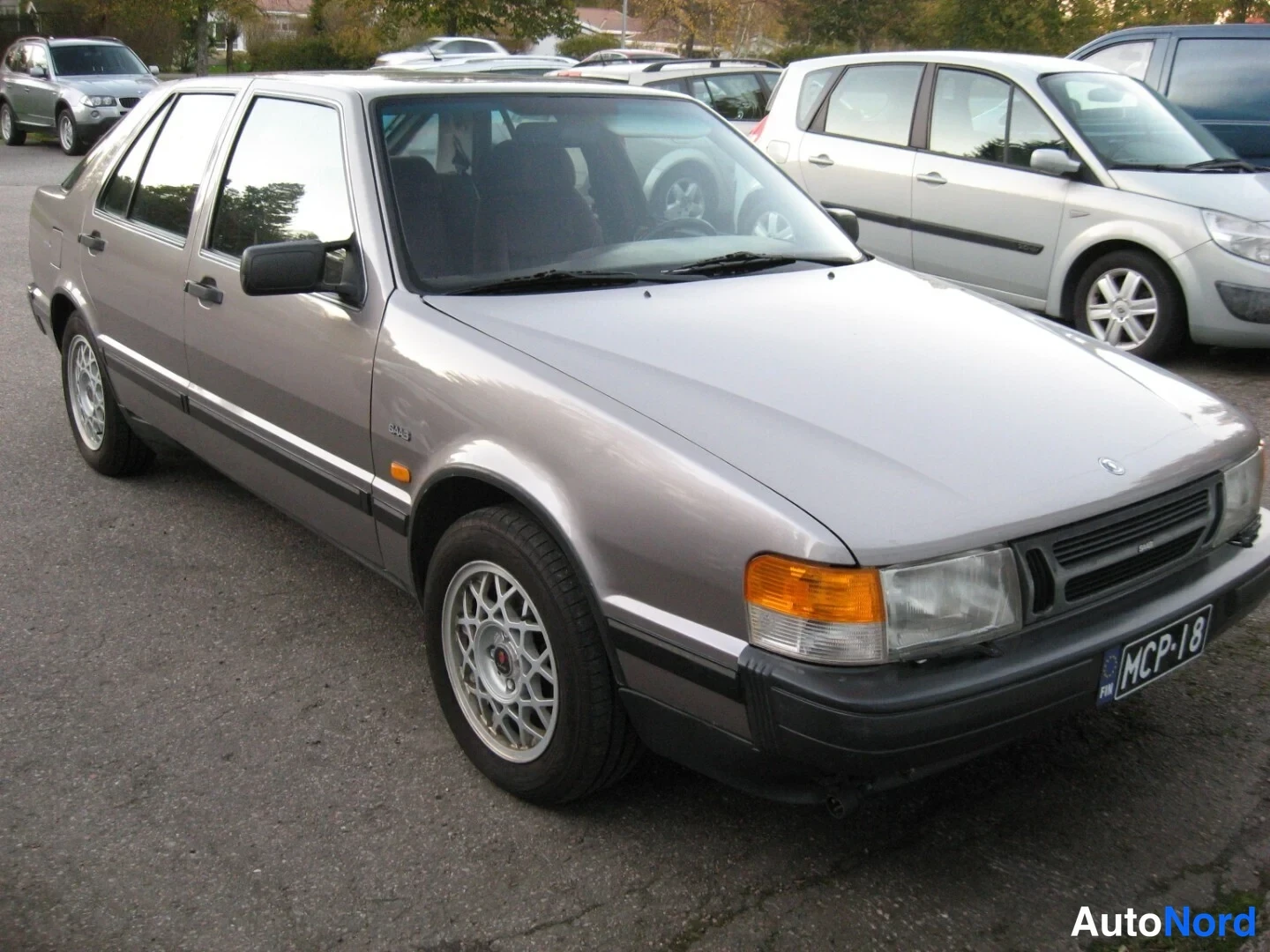 Harmaa Saab 9000 1988, etuviisto, keula oikealle, kuva 2