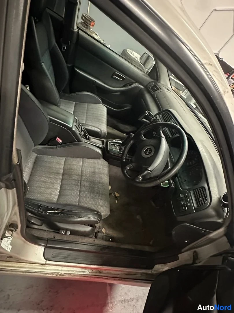 Silver Subaru Legacy 1998, cockpit, photo 6