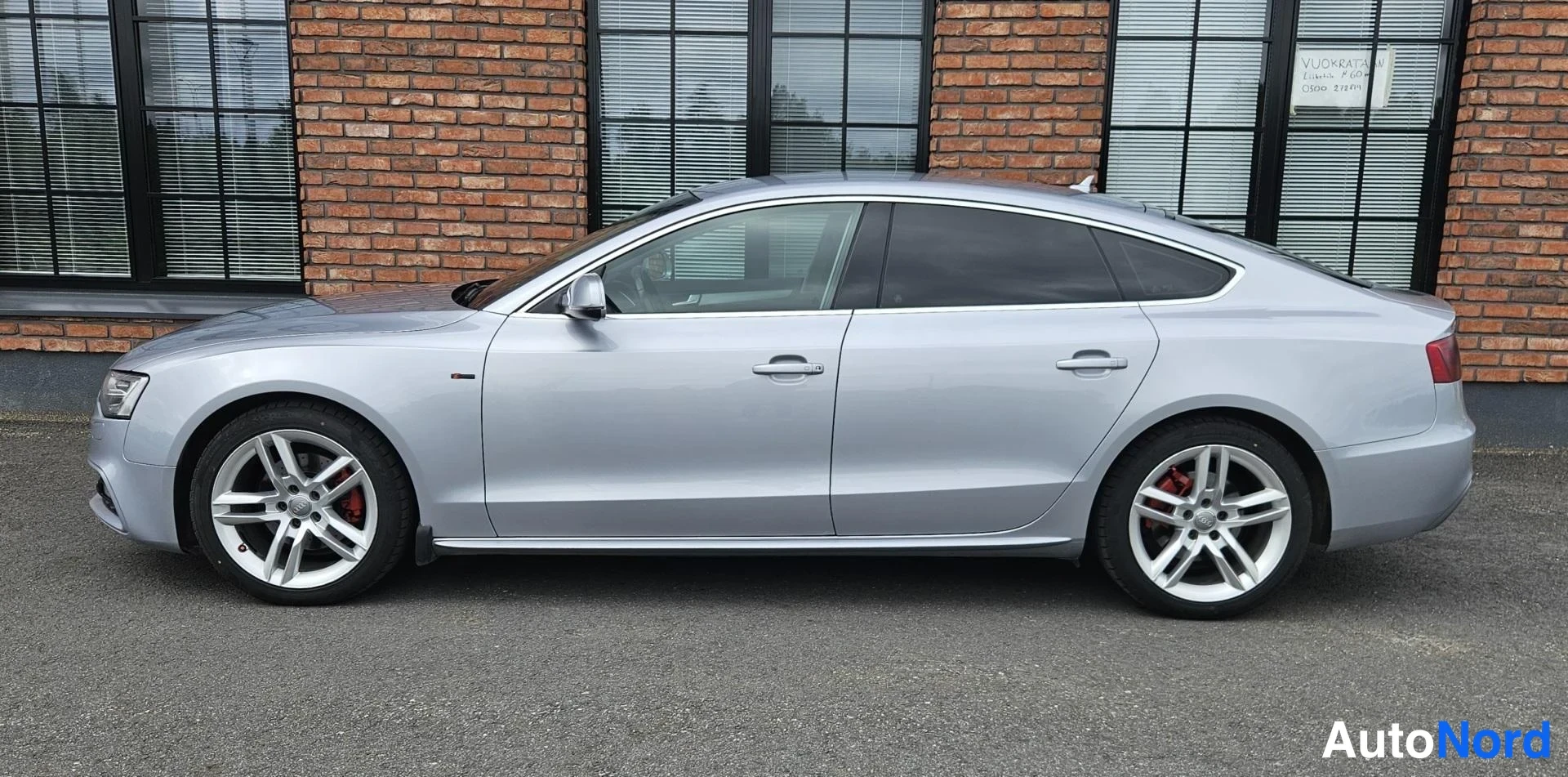 Silver Audi A5 2016, front three-quarter, nose to the left, photo 2