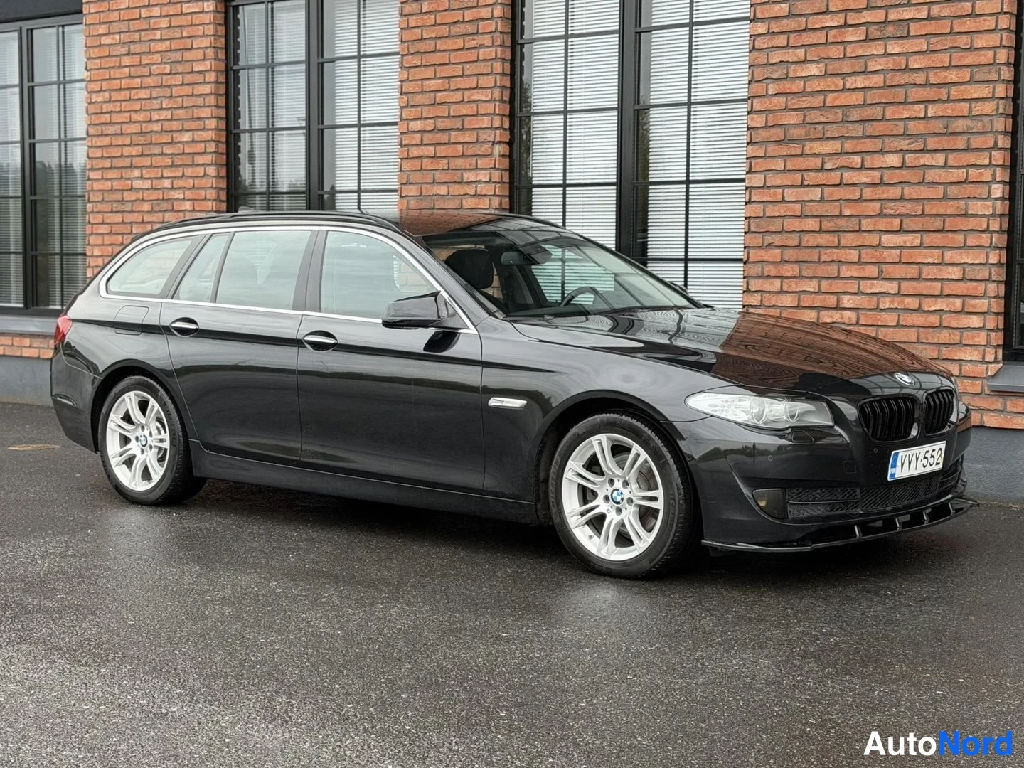 Black BMW 520d 2012, front three-quarter, nose to the right, photo 5