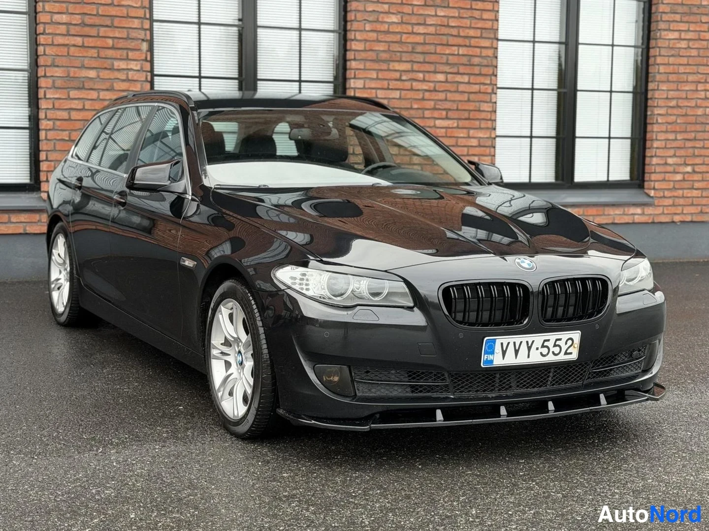 Black BMW 520d 2012, front three-quarter, nose to the right, photo 6