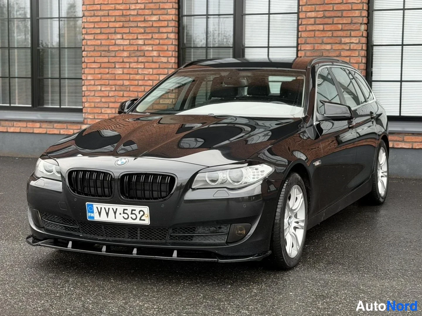 Black BMW 520d 2012, front three-quarter, nose to the left, photo 2