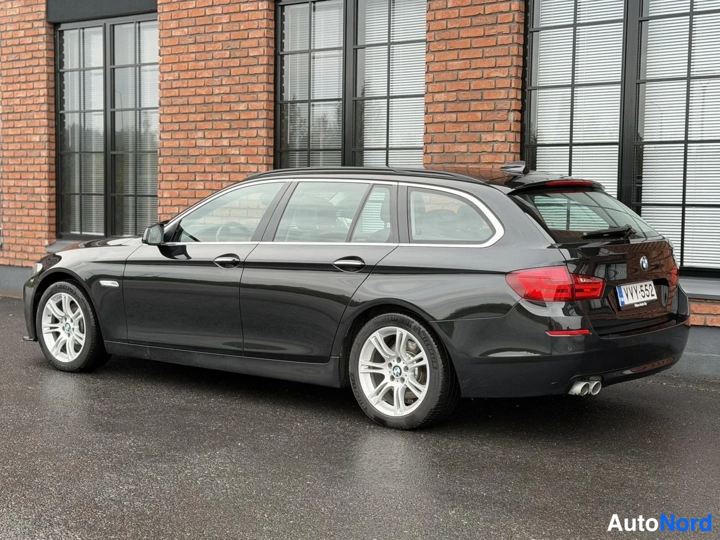 Black BMW 520d 2012, front three-quarter, nose to the left, photo 3