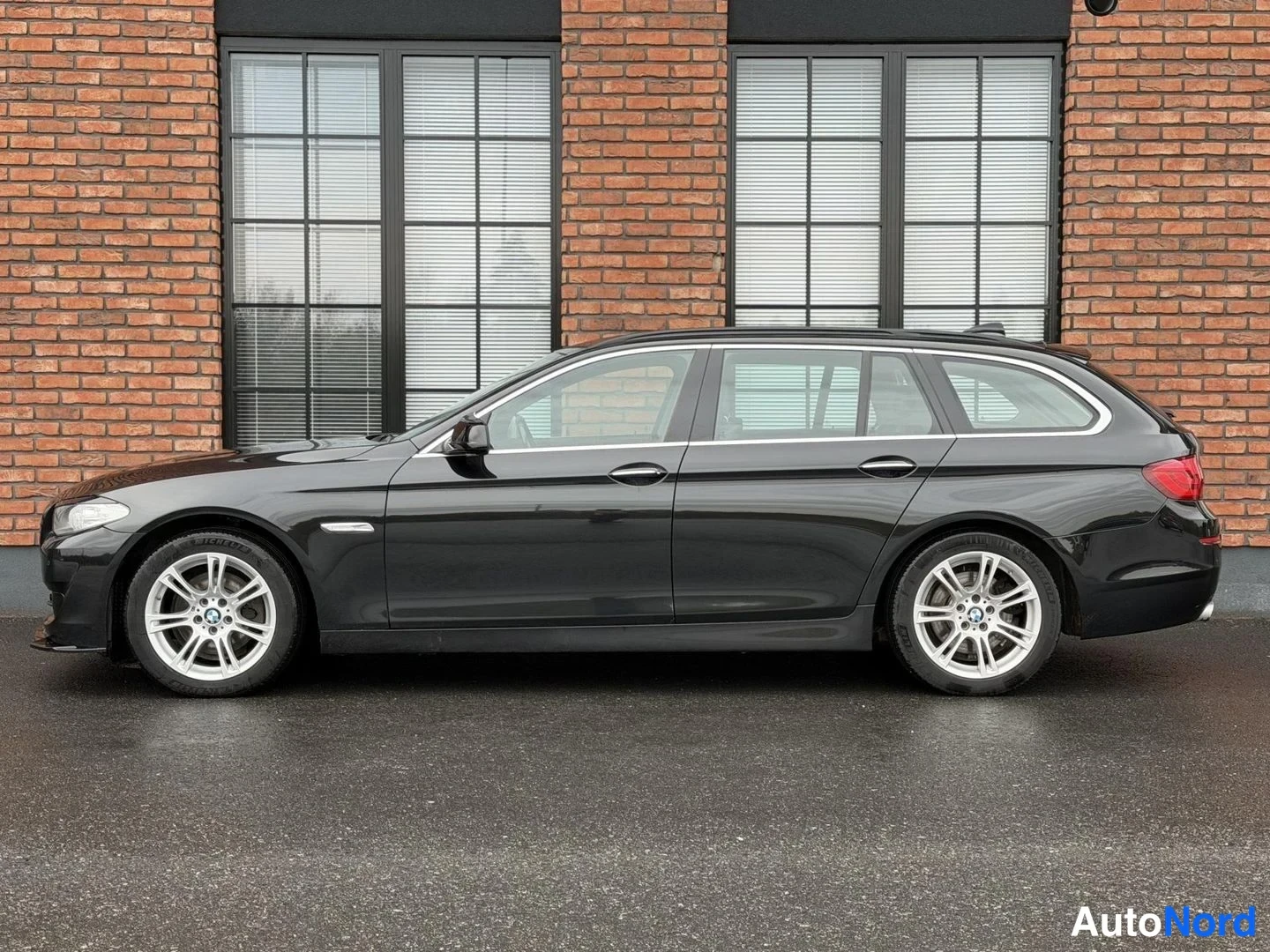 Black BMW 520d 2012, front three-quarter, nose to the left, photo 4