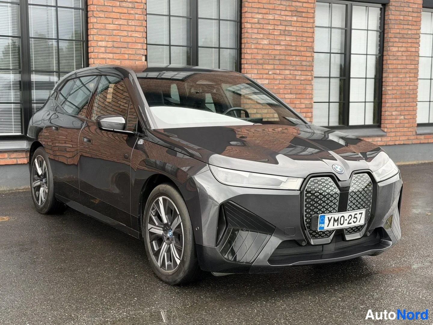 Grey BMW iX xDrive50 2023, front three-quarter, nose to the left, photo 2
