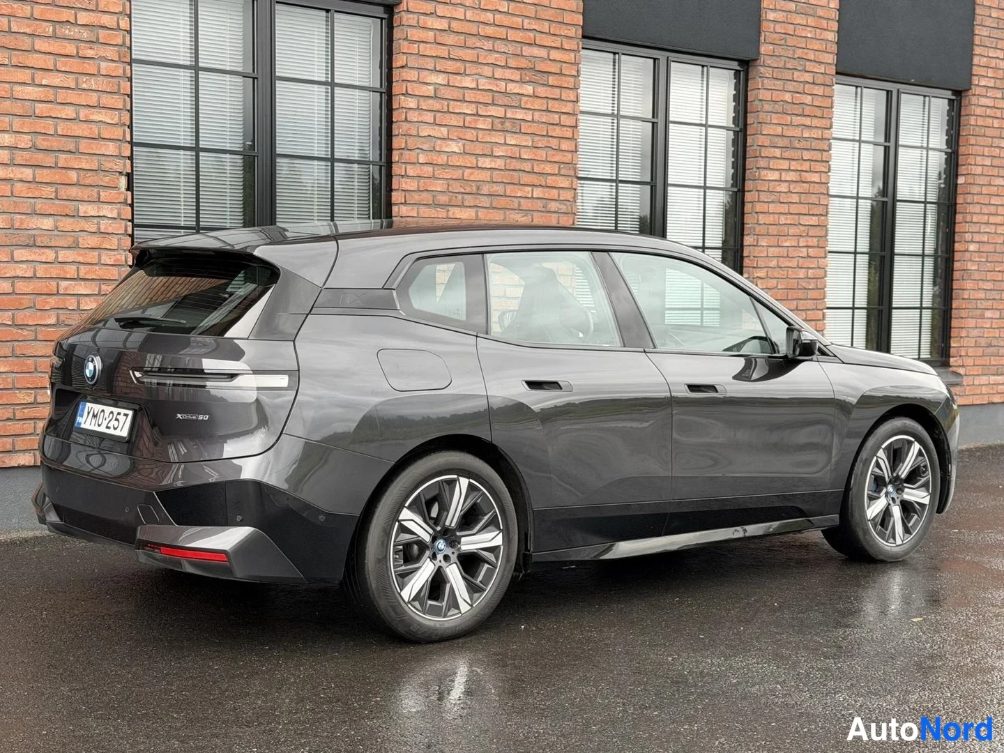 Grey BMW iX xDrive50 2023, rear three-quarter, photo 9
