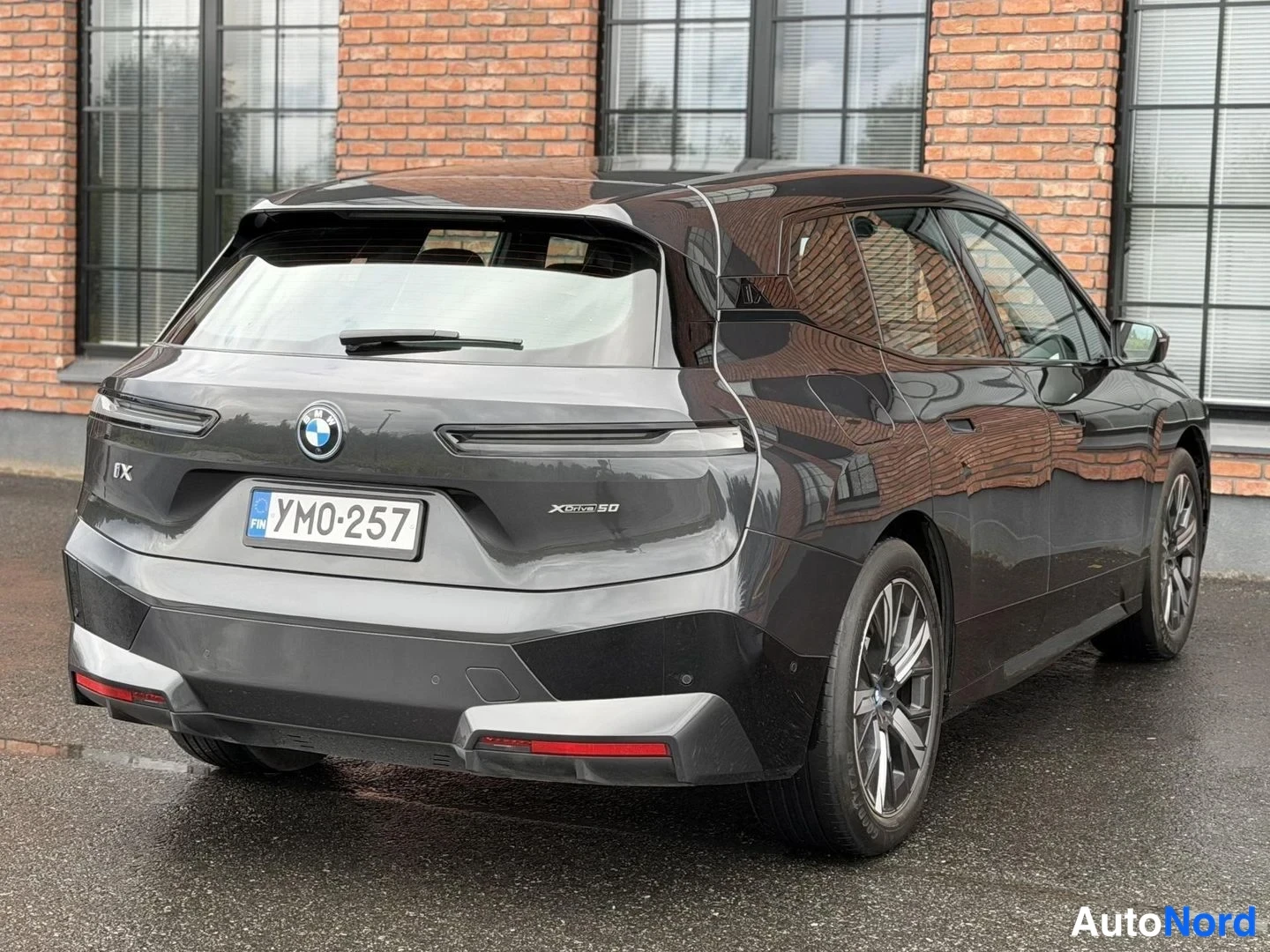 Grey BMW iX xDrive50 2023, rear three-quarter, photo 11
