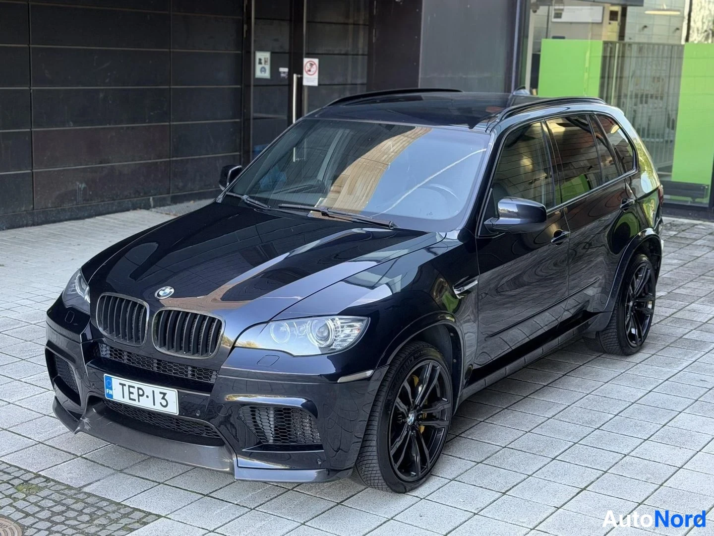 Black BMW X5 2010, front three-quarter, nose to the left, photo 2