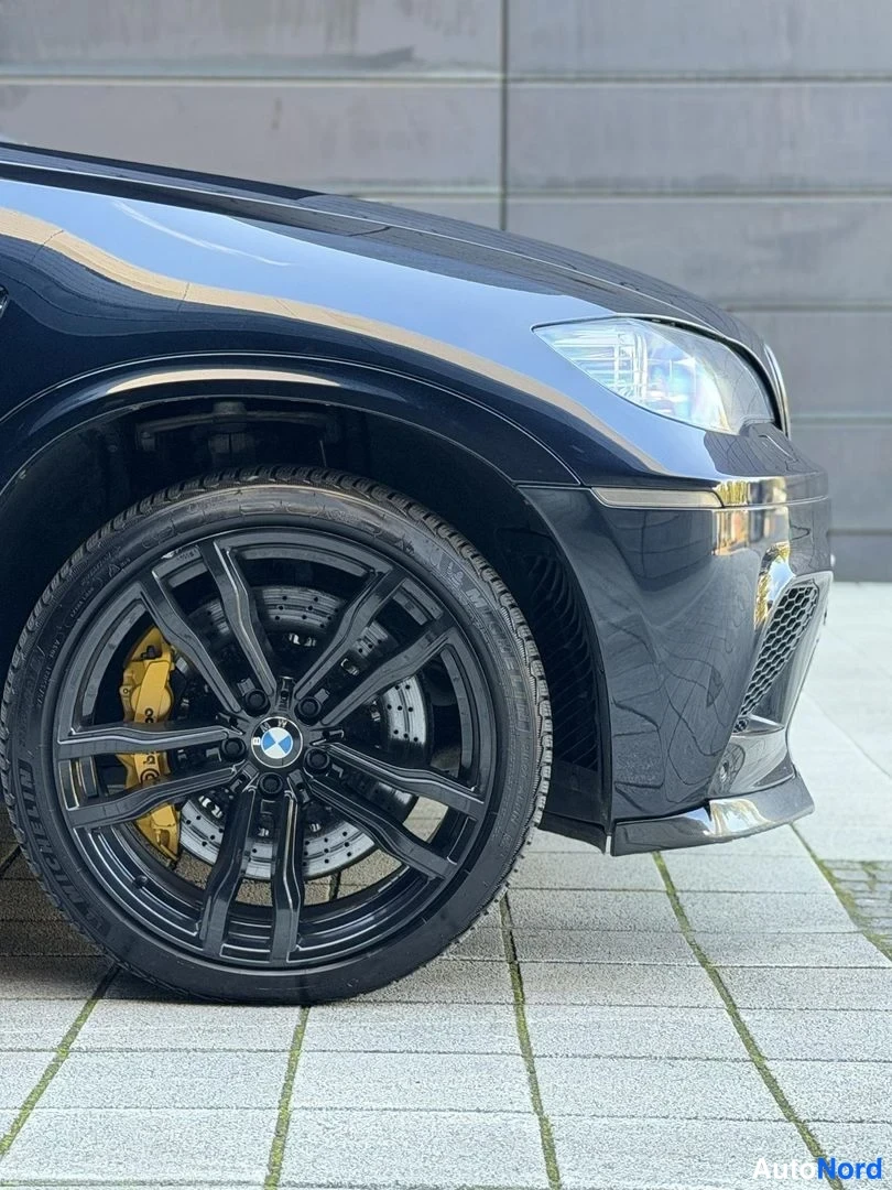 Black BMW X5 2010, front three-quarter, nose to the right, photo 6