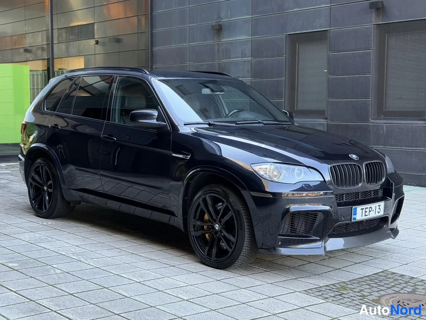 Black BMW X5 2010, front three-quarter, nose to the right, photo 4