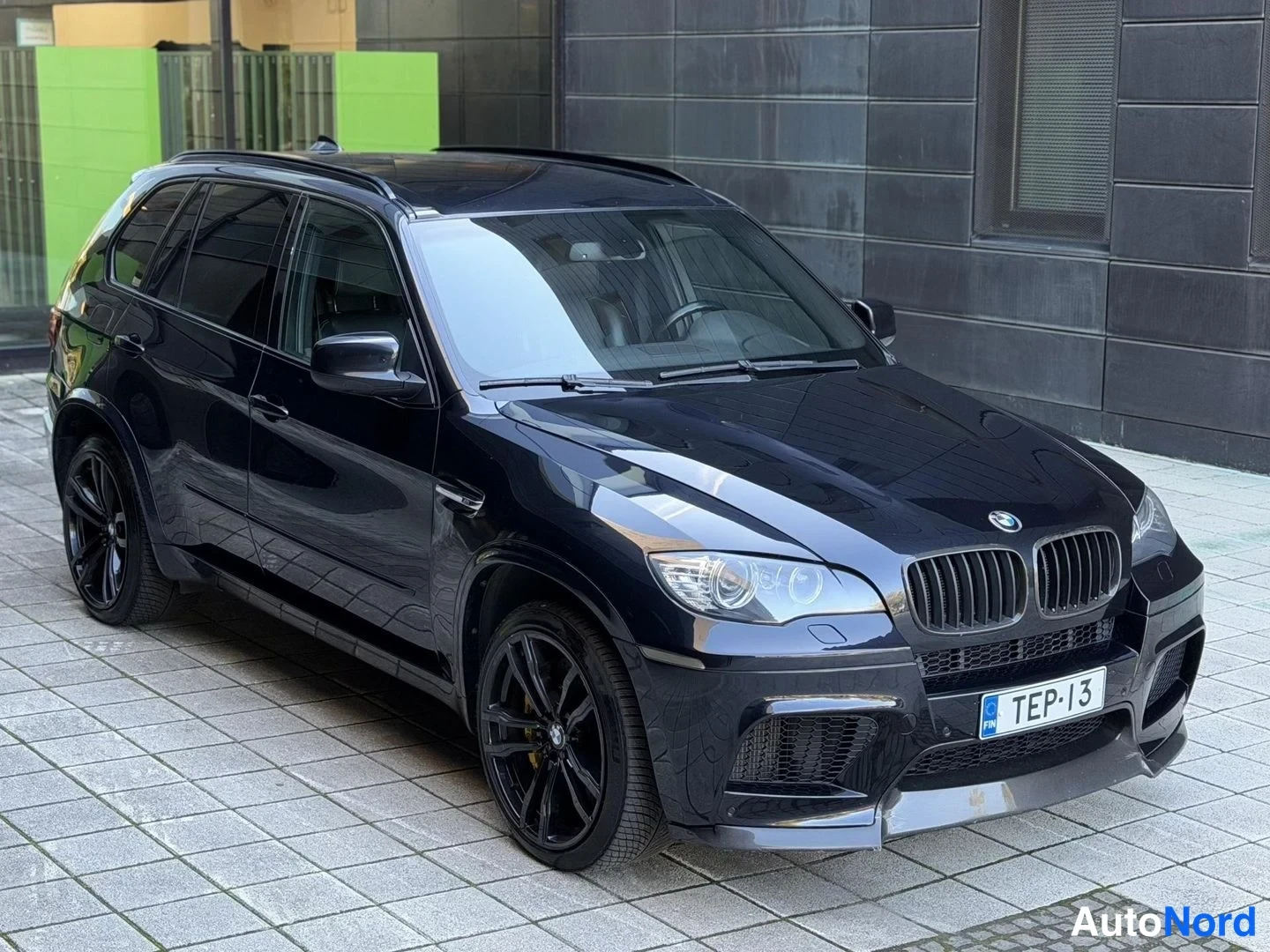 Black BMW X5 2010, front three-quarter, nose to the right, photo 5