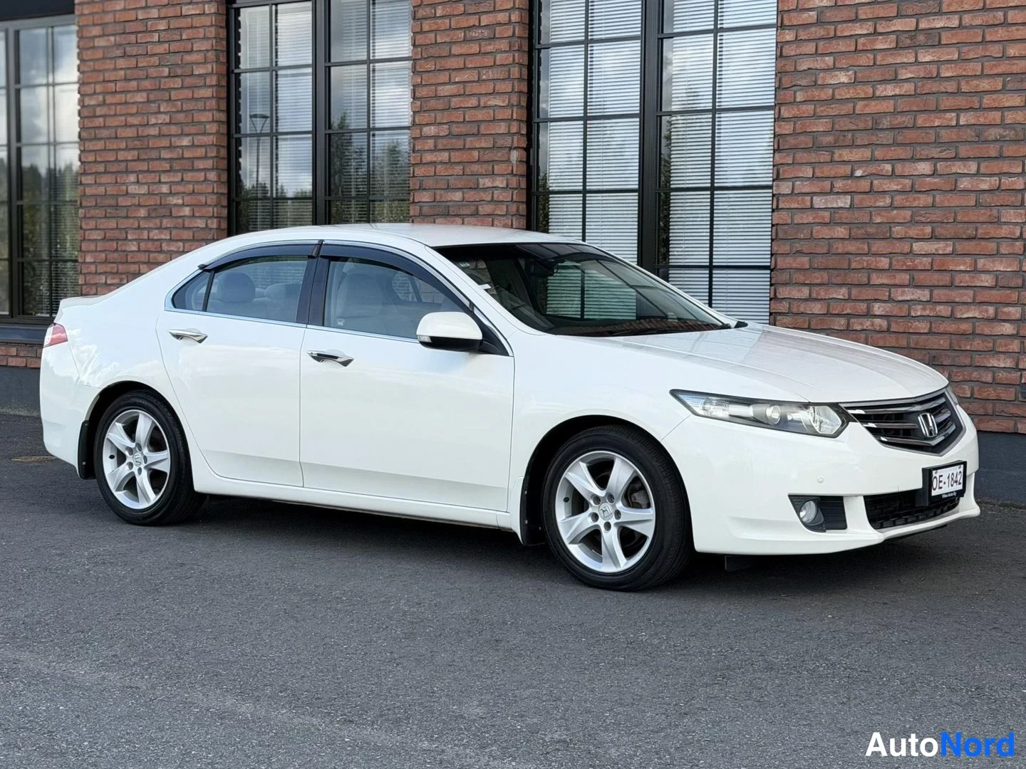 White Honda Accord 2008, front three-quarter, nose to the right, photo 4