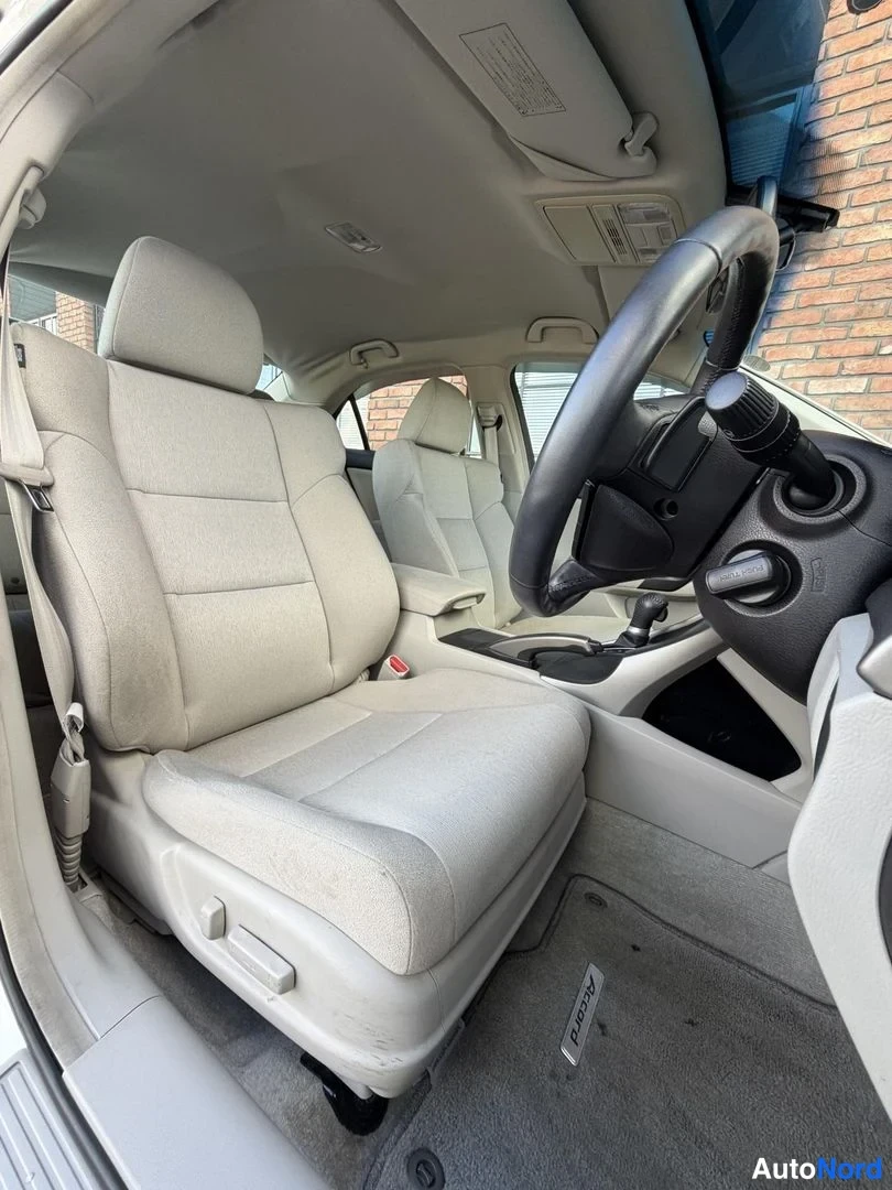 White Honda Accord 2008, front seats, photo 18