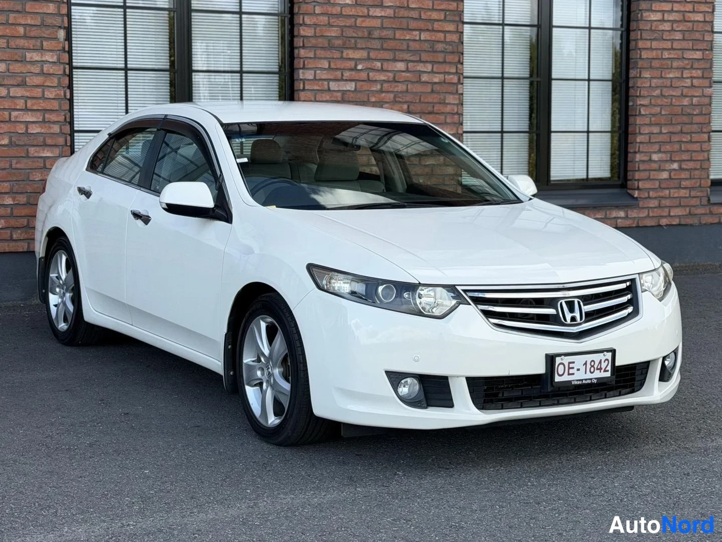 White Honda Accord 2008, front three-quarter, nose to the right, photo 5