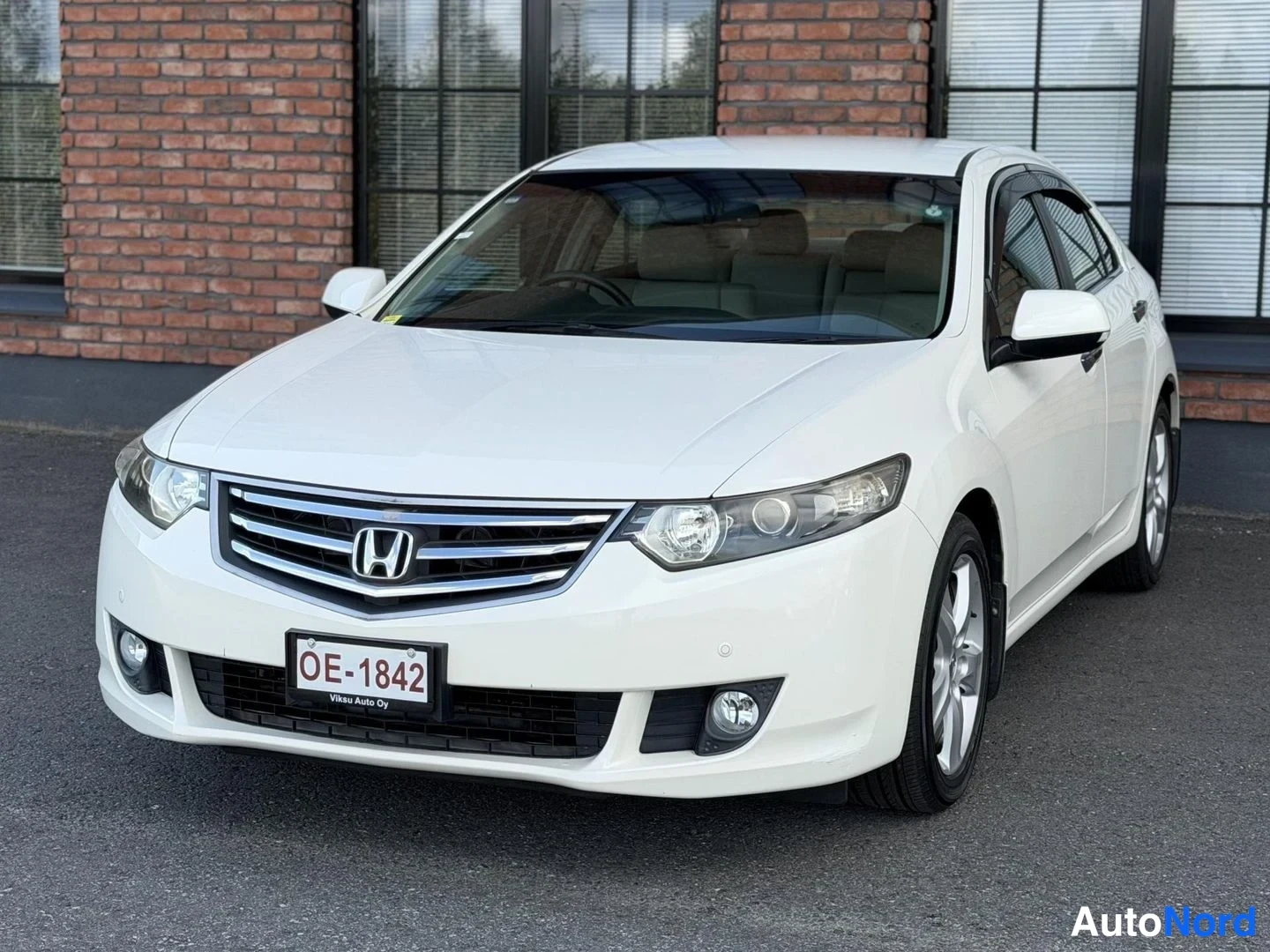 White Honda Accord 2008, front three-quarter, nose to the left, photo 2