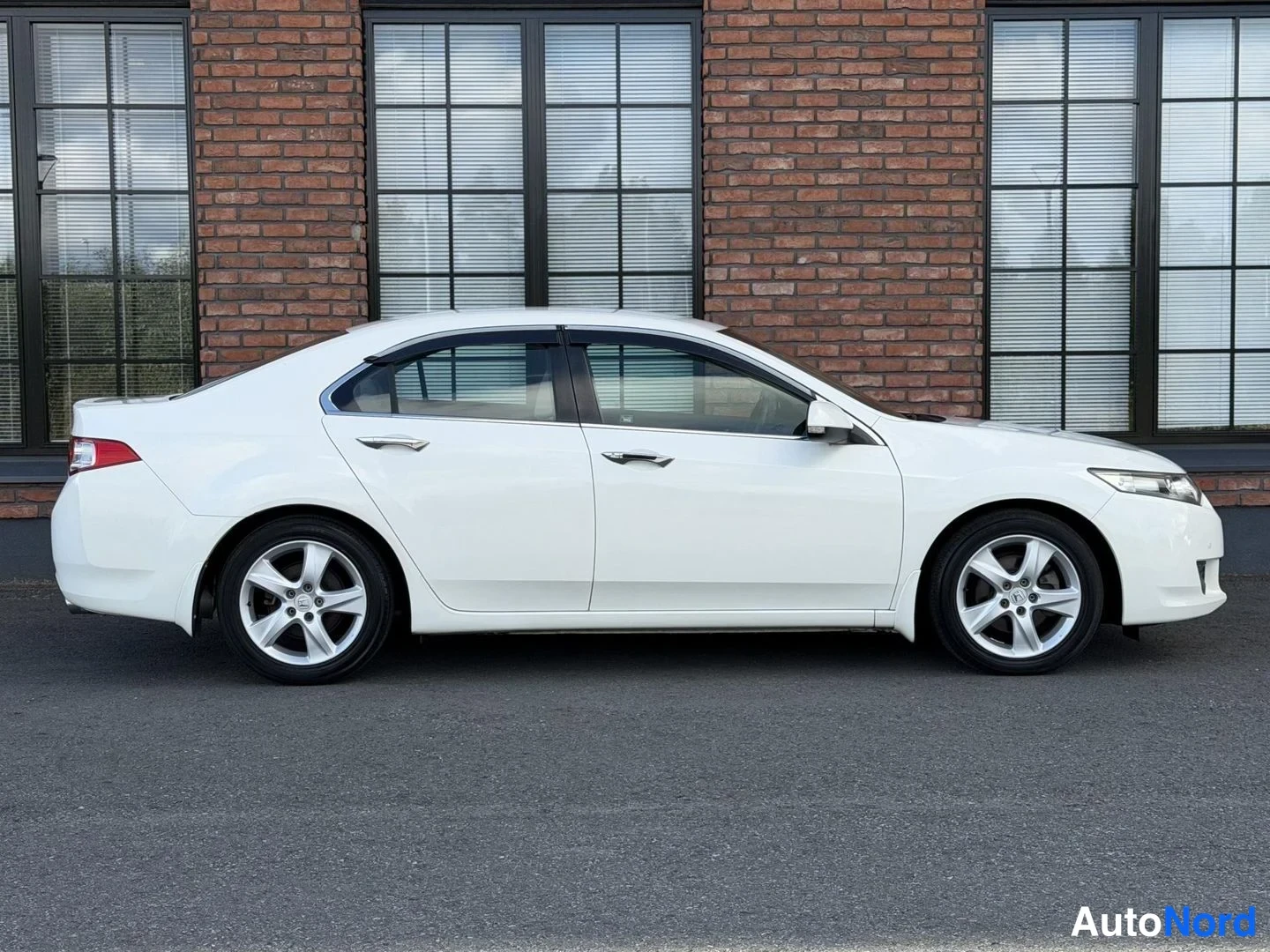 White Honda Accord 2008, front three-quarter, nose to the right, photo 6