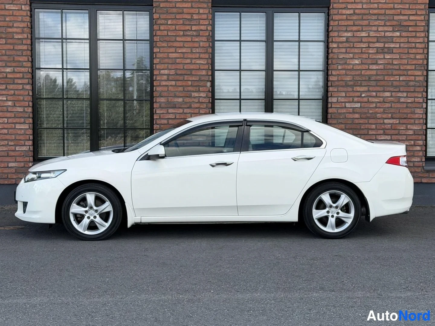 White Honda Accord 2008, front three-quarter, nose to the left, photo 3