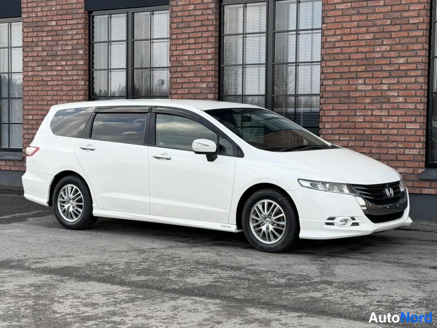 White Honda Odyssey 2009, front three-quarter, nose to the right, photo 4