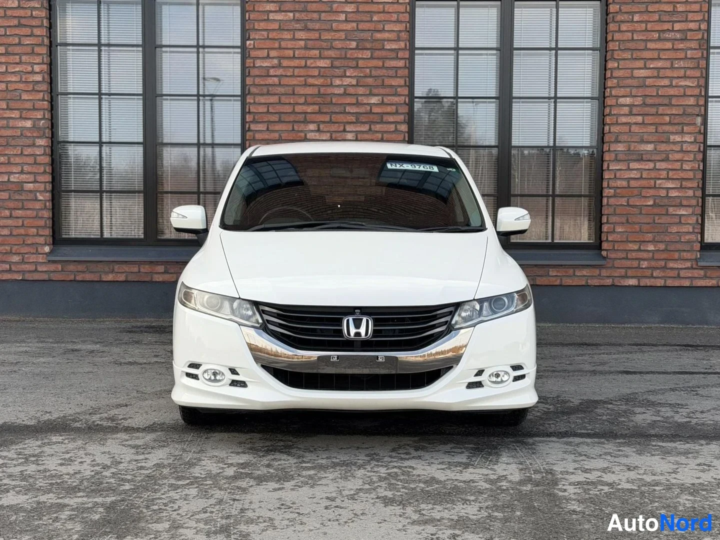 White Honda Odyssey 2009, front, photo 7
