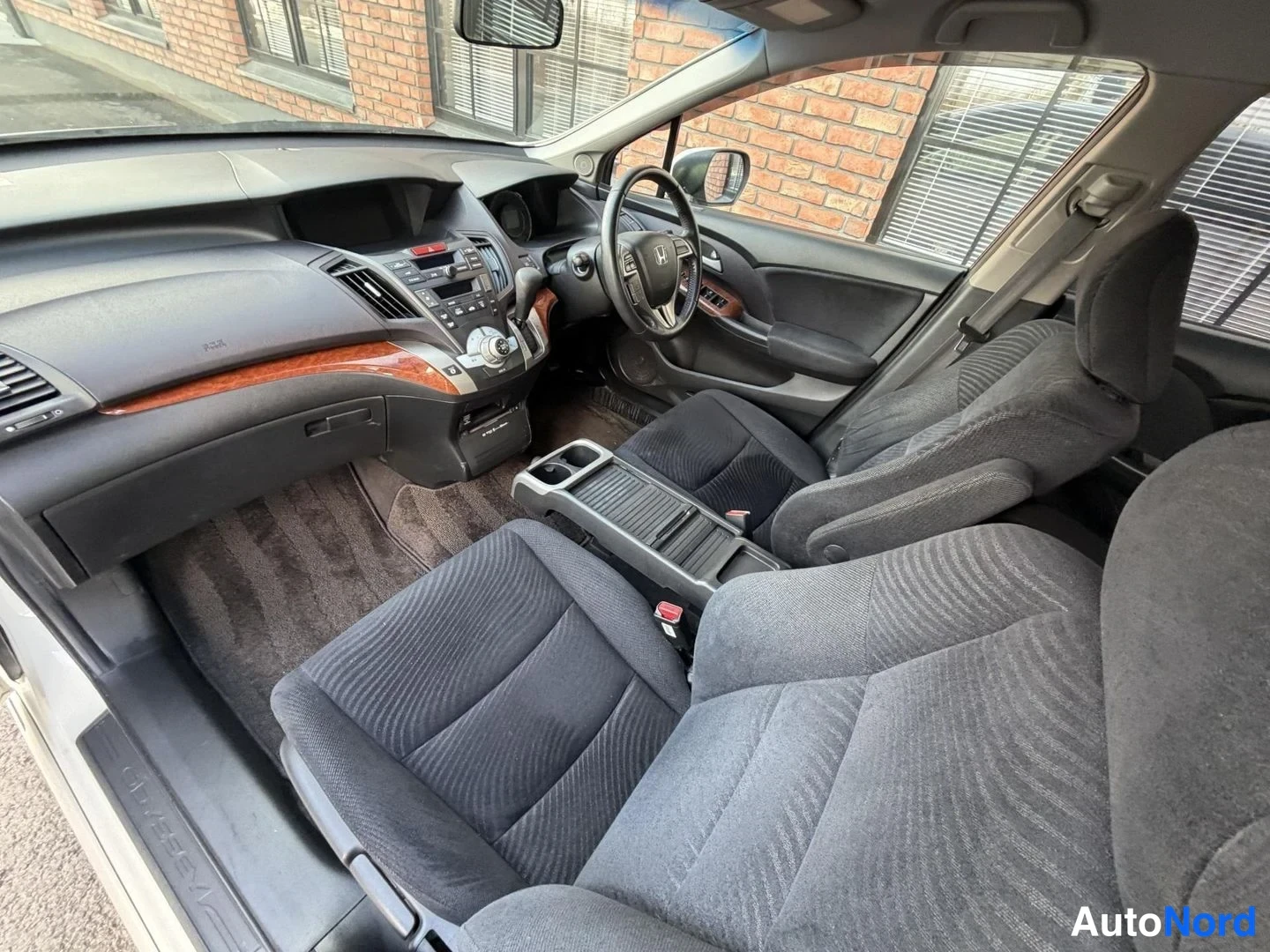 White Honda Odyssey 2009, cockpit, photo 16