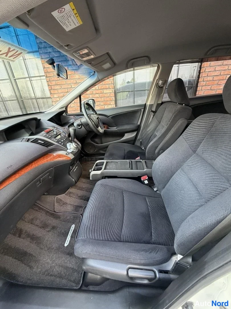 White Honda Odyssey 2009, front seats, photo 17