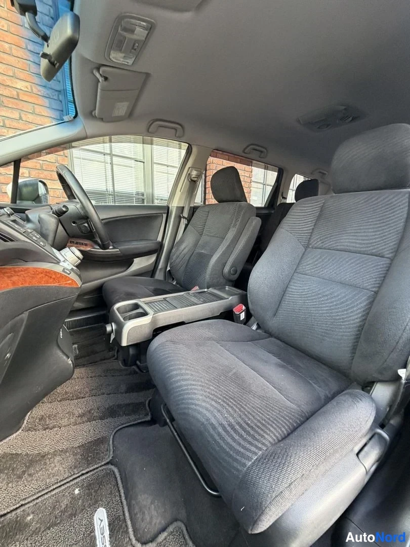 White Honda Odyssey 2009, front seats, photo 18