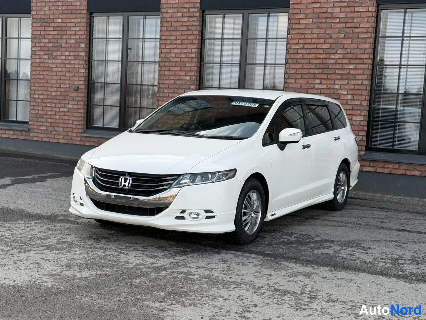 White Honda Odyssey 2009, front three-quarter, nose to the left, photo 2