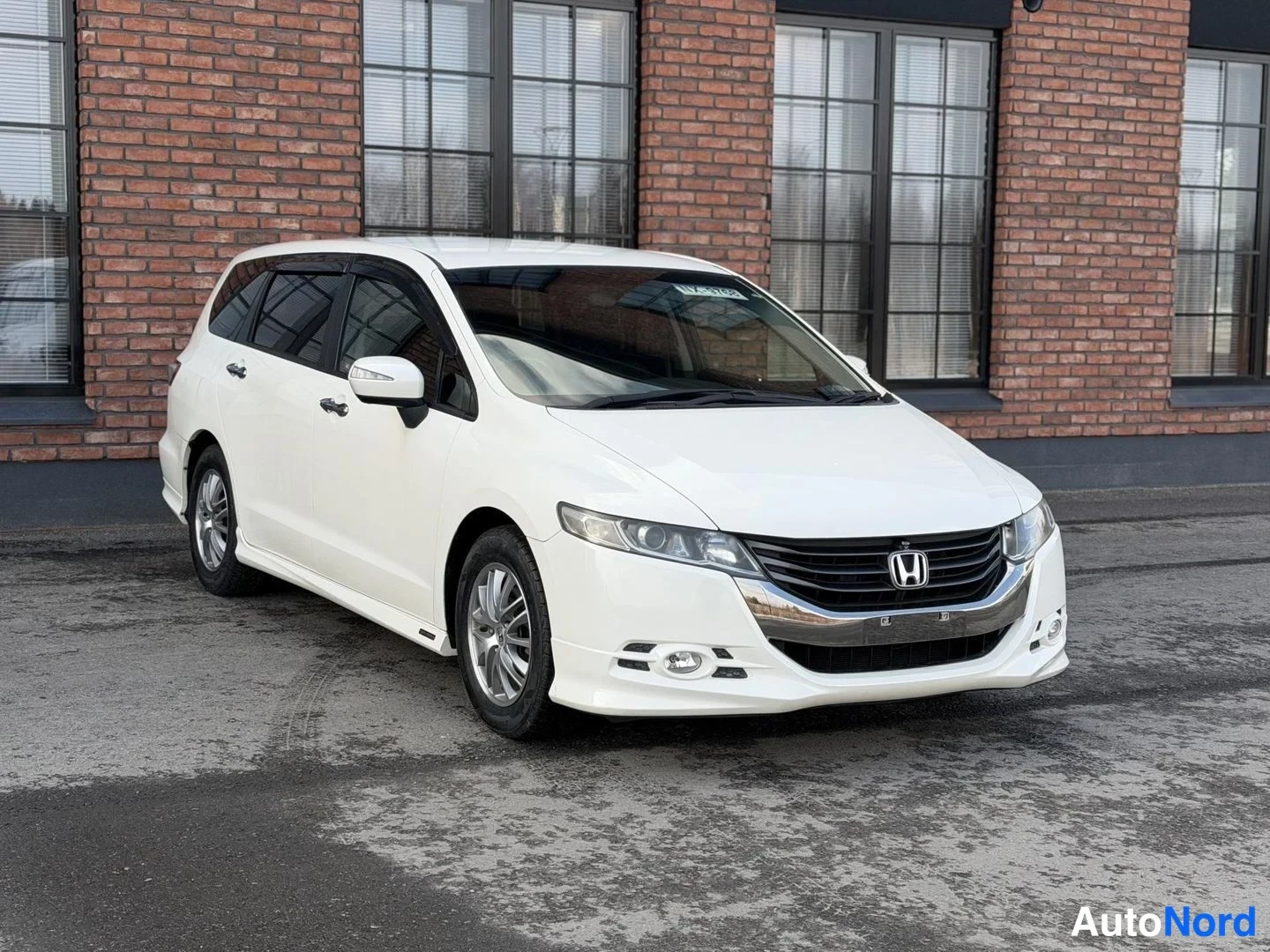 White Honda Odyssey 2009, front three-quarter, nose to the right, photo 5