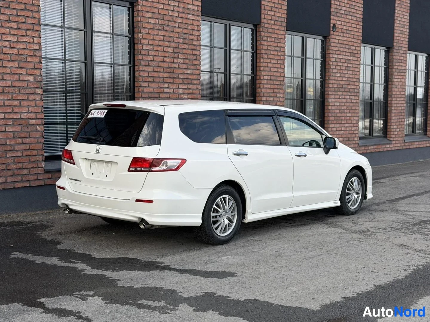 White Honda Odyssey 2009, rear three-quarter, photo 8