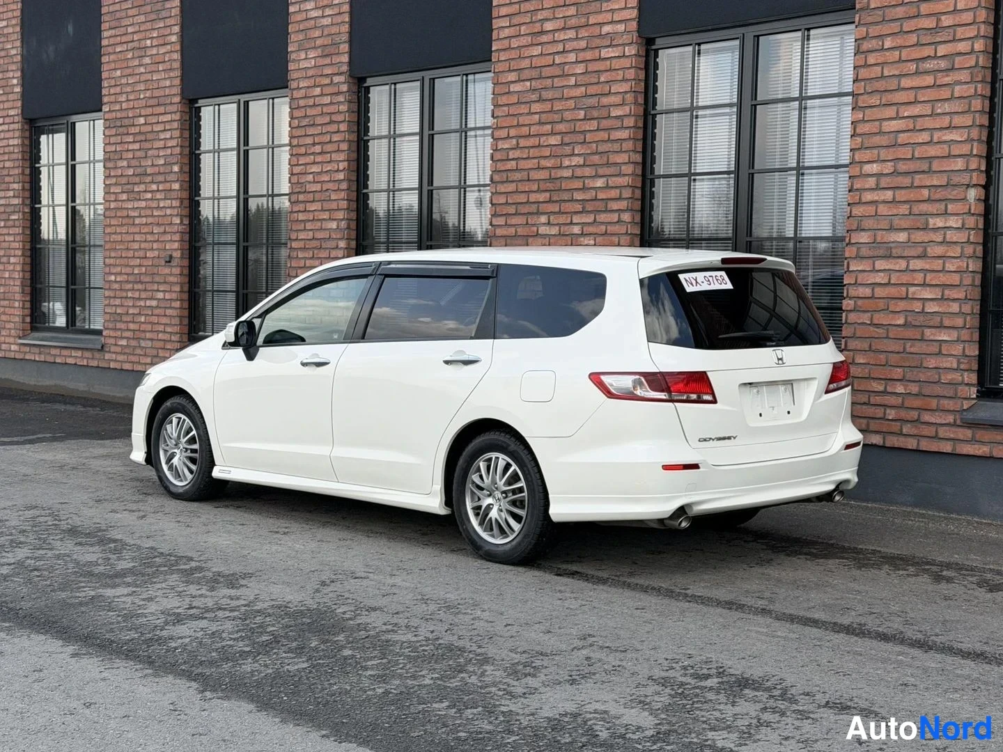 White Honda Odyssey 2009, rear three-quarter, photo 9