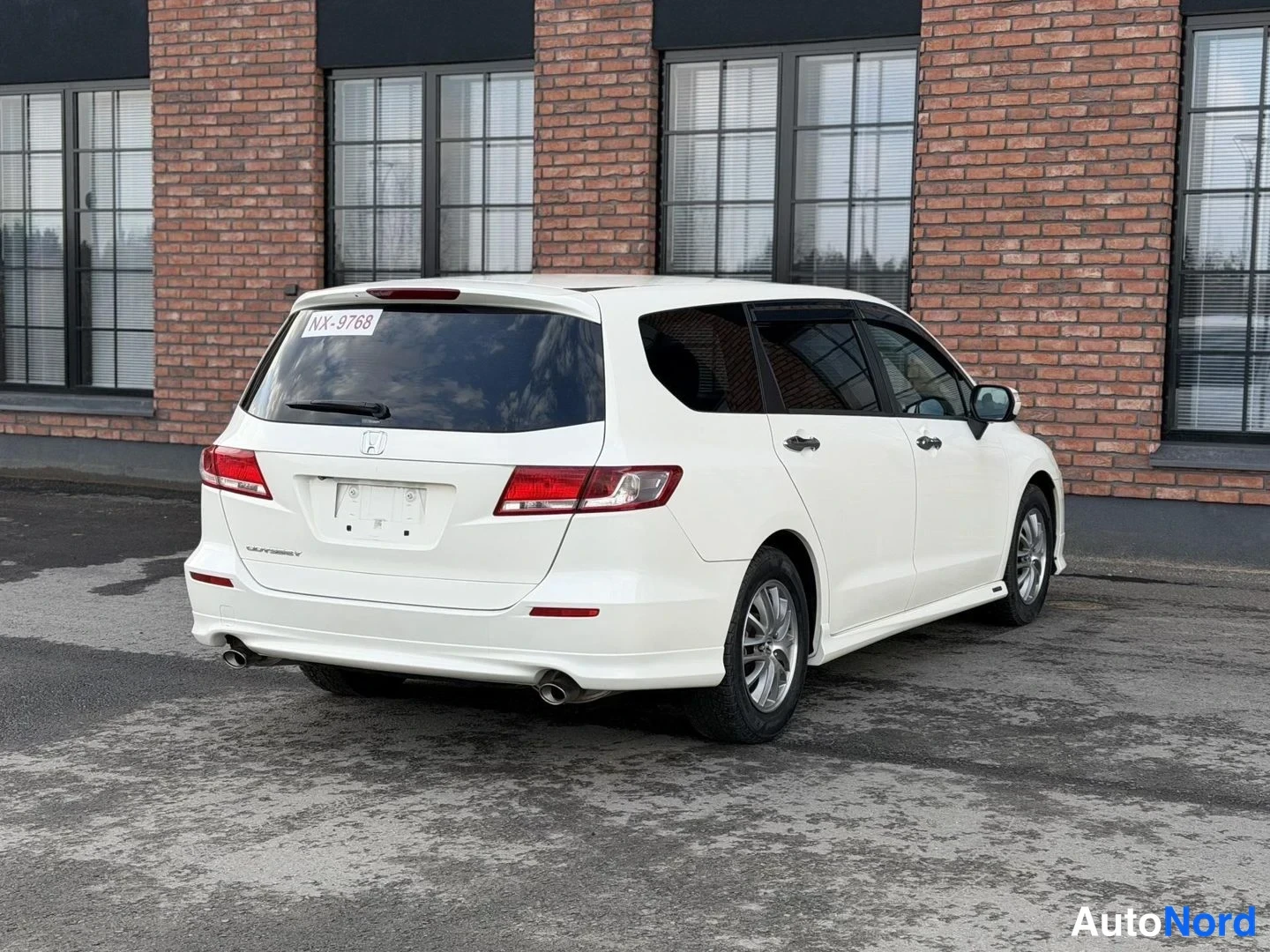 White Honda Odyssey 2009, rear three-quarter, photo 10