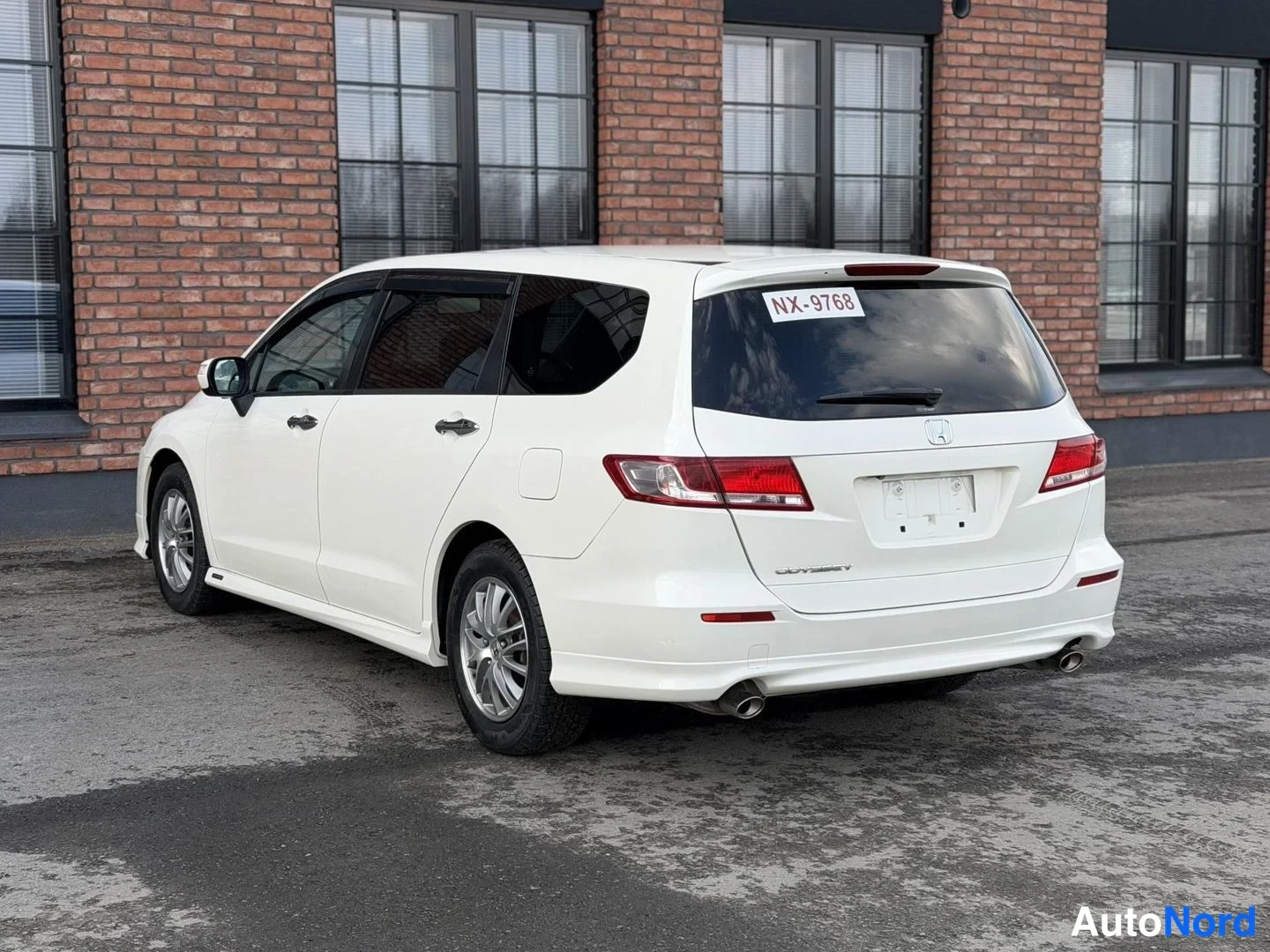 White Honda Odyssey 2009, rear three-quarter, photo 11