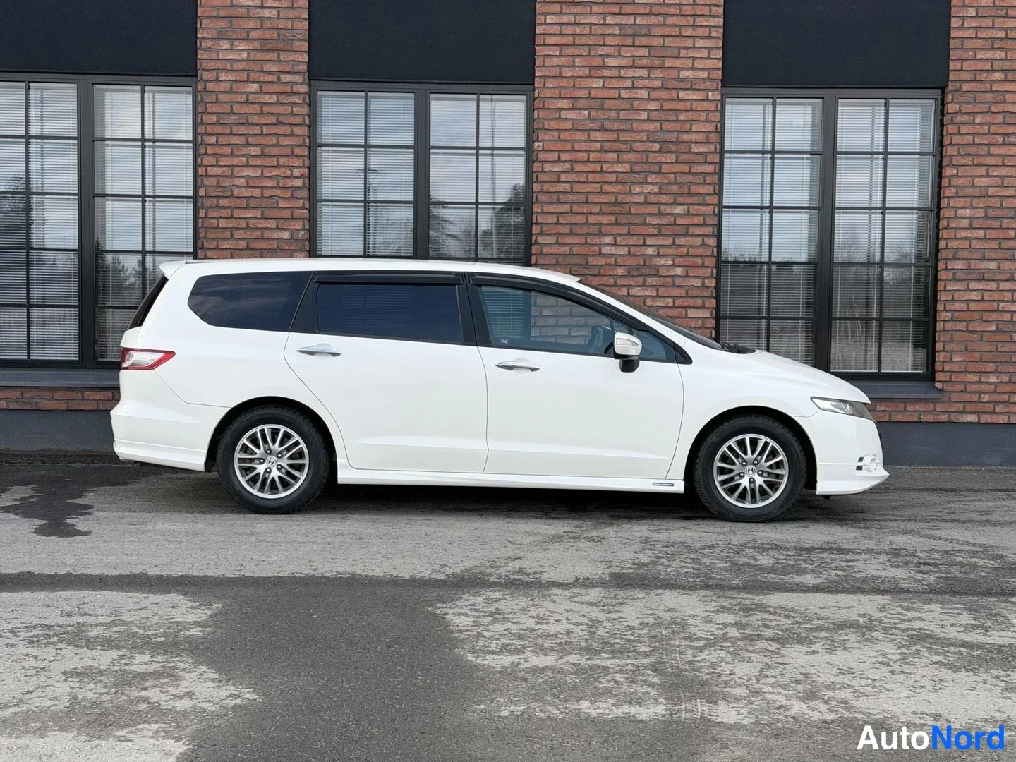 White Honda Odyssey 2009, front three-quarter, nose to the right, photo 6