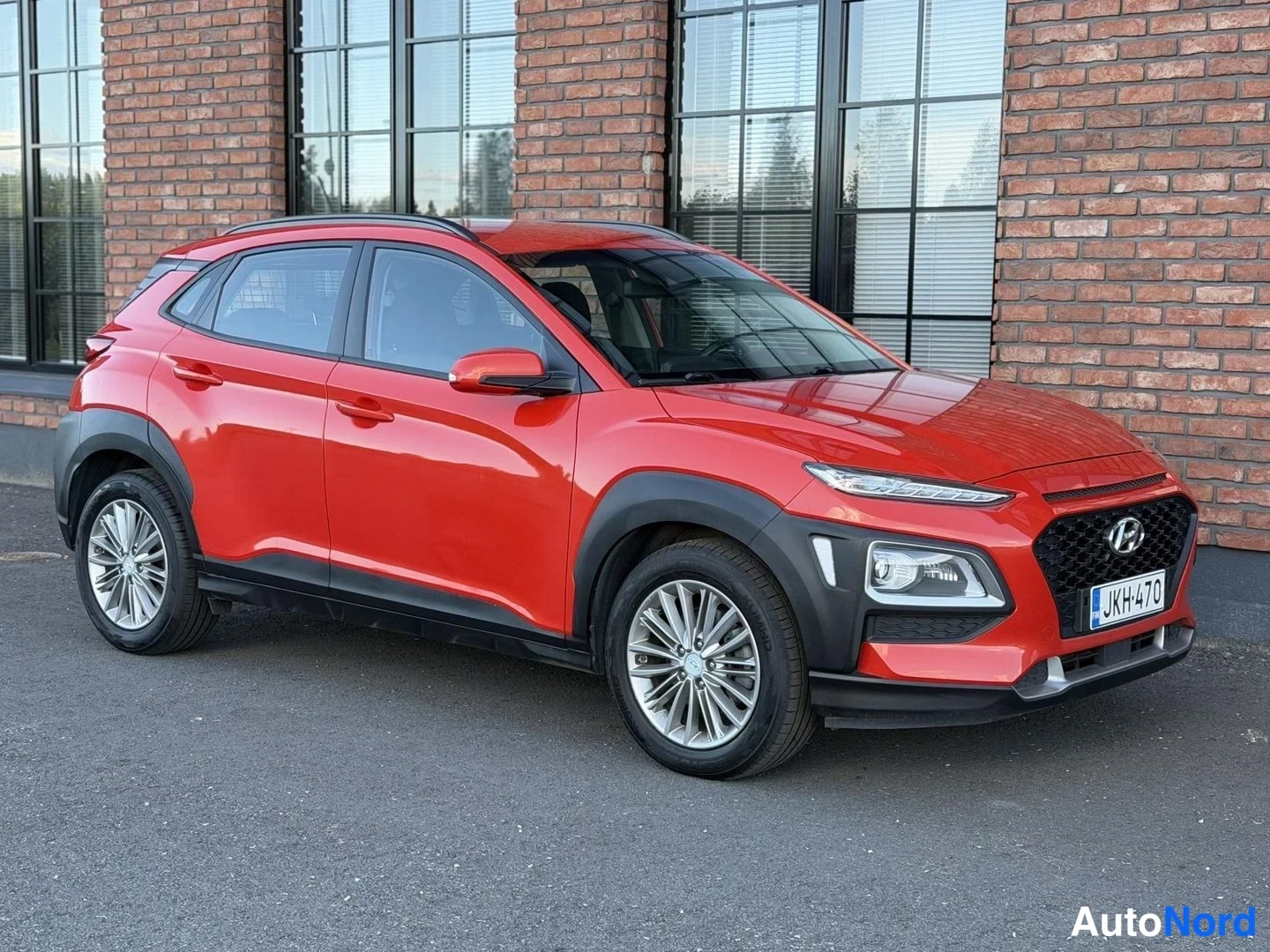 Red Hyundai Kona 2019, front three-quarter, nose to the right, photo 4