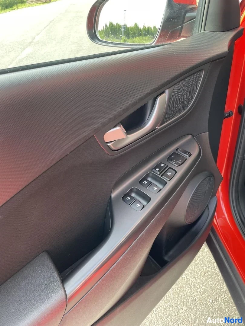 Red Hyundai Kona 2019, detail, photo 20