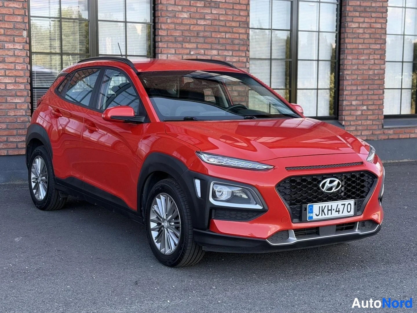 Red Hyundai Kona 2019, front three-quarter, nose to the right, photo 5