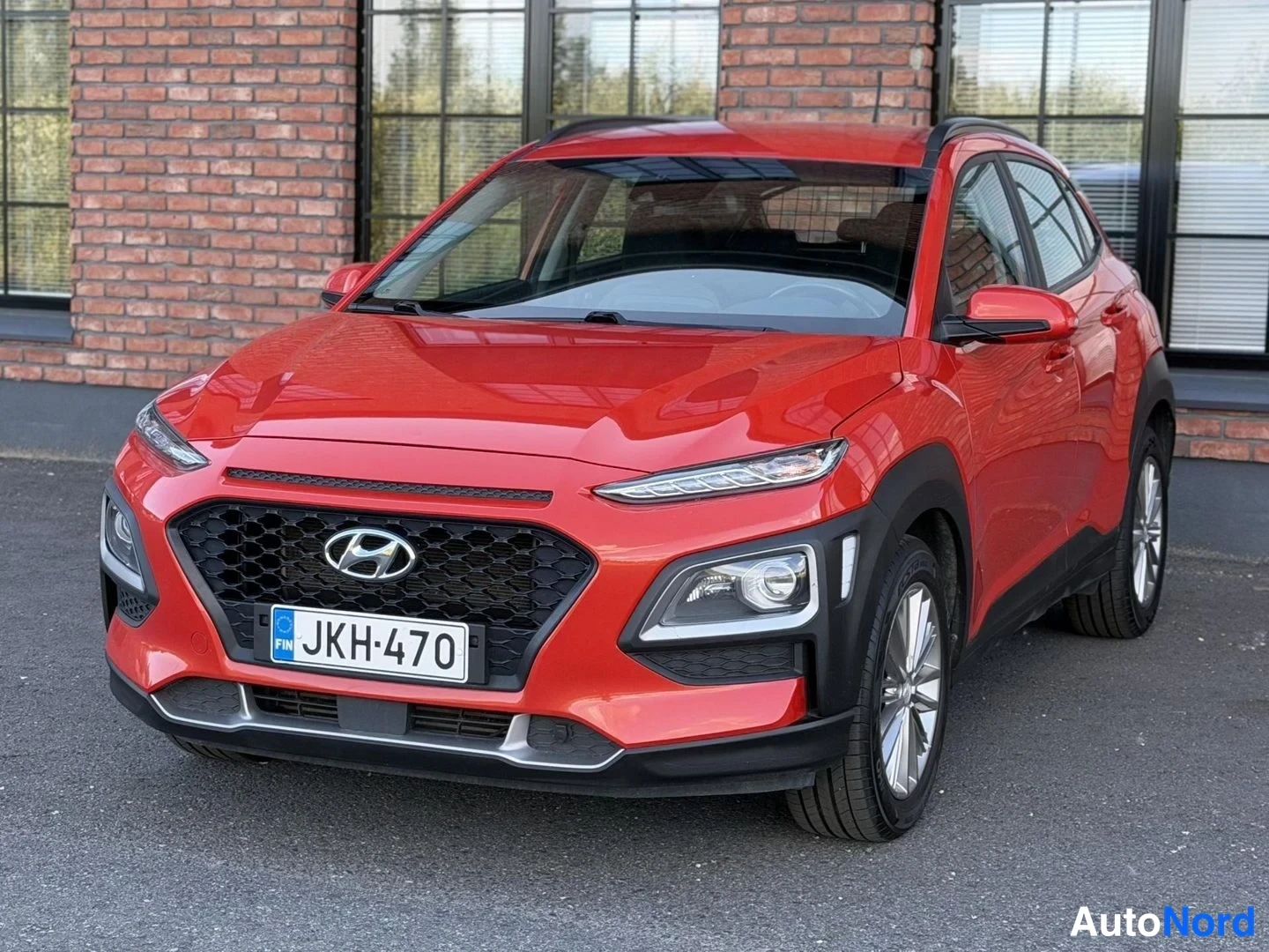 Red Hyundai Kona 2019, front three-quarter, nose to the left, photo 2