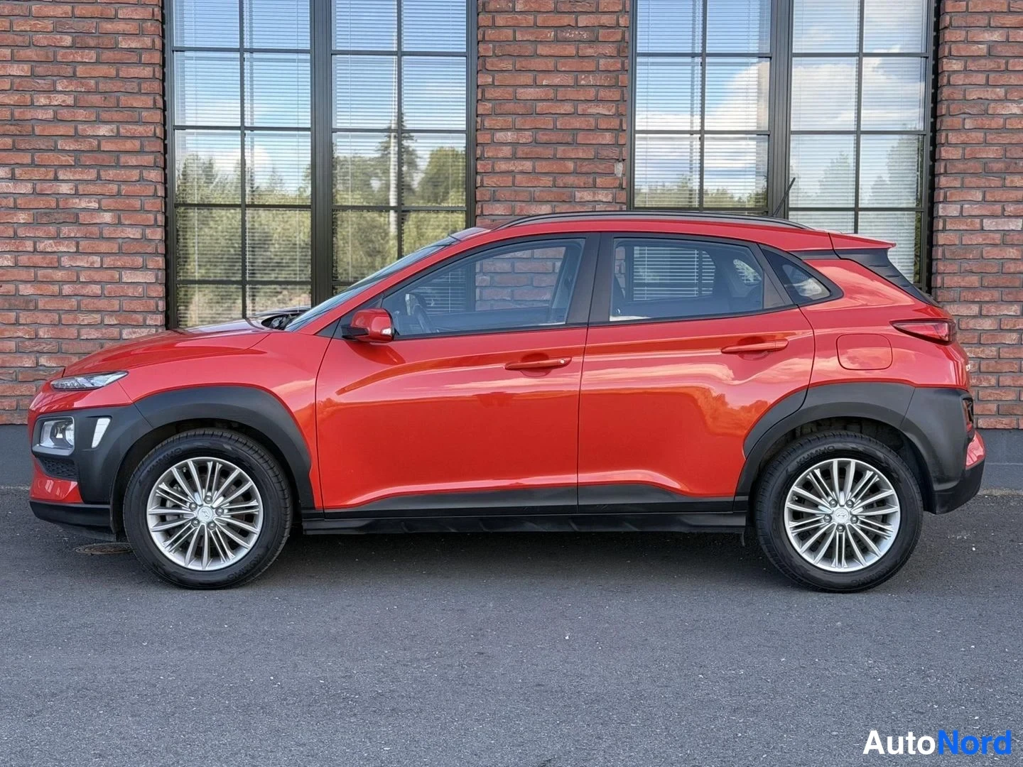 Red Hyundai Kona 2019, front three-quarter, nose to the left, photo 3