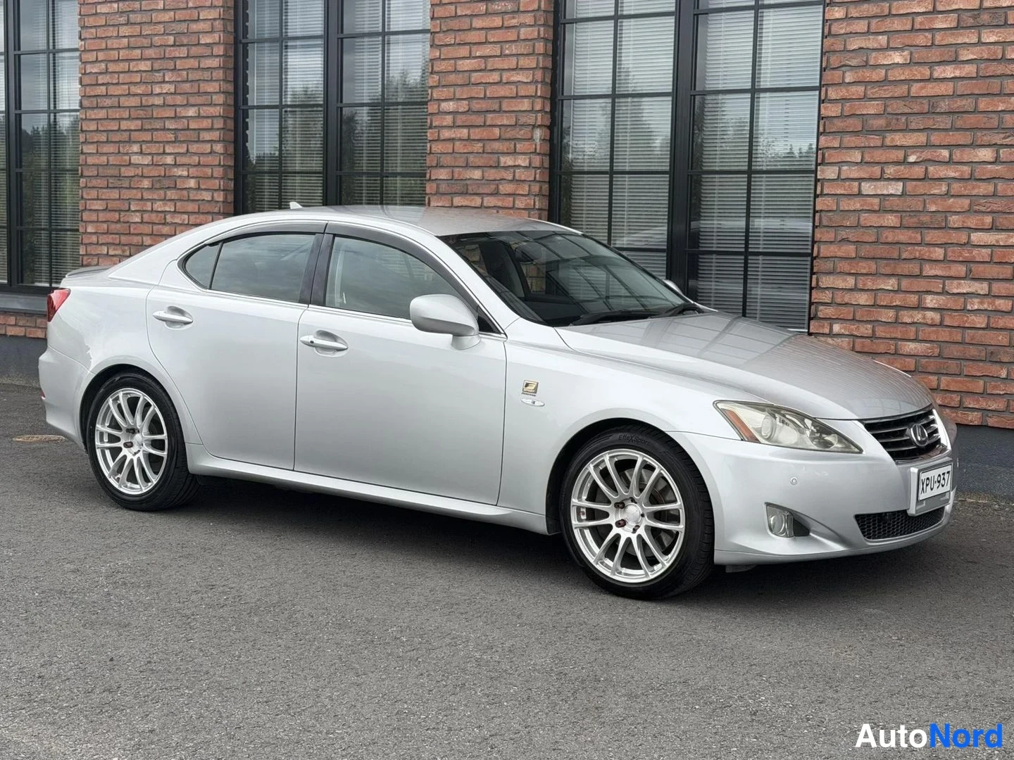 Grey Lexus IS 350 2005, front three-quarter, nose to the right, photo 4